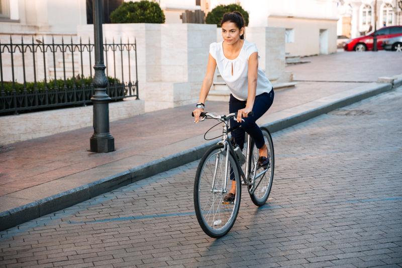 城市街道骑自行车的美女