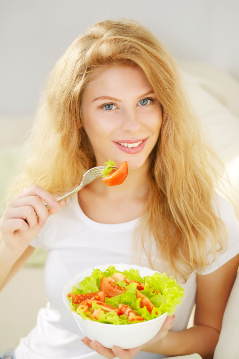 吃着沙拉的美女