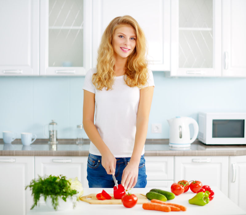 美女在厨房切着蔬菜