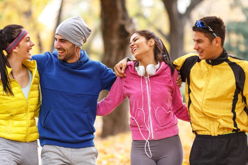 四个年轻人在公园里的散步