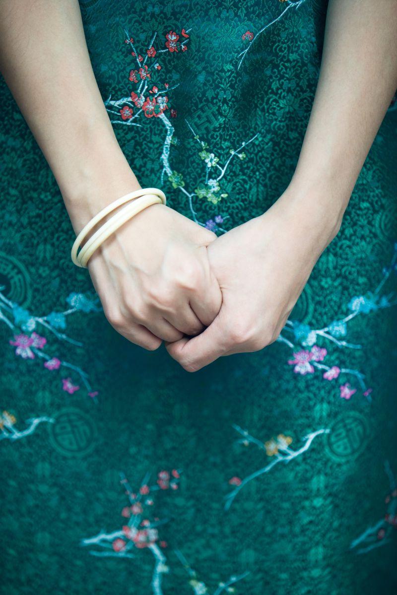 蓝色桌子上一双美女的手