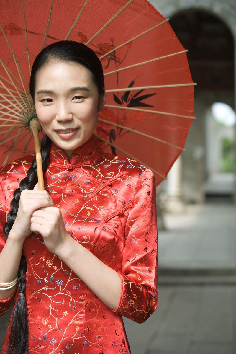 美女穿着红色旗袍