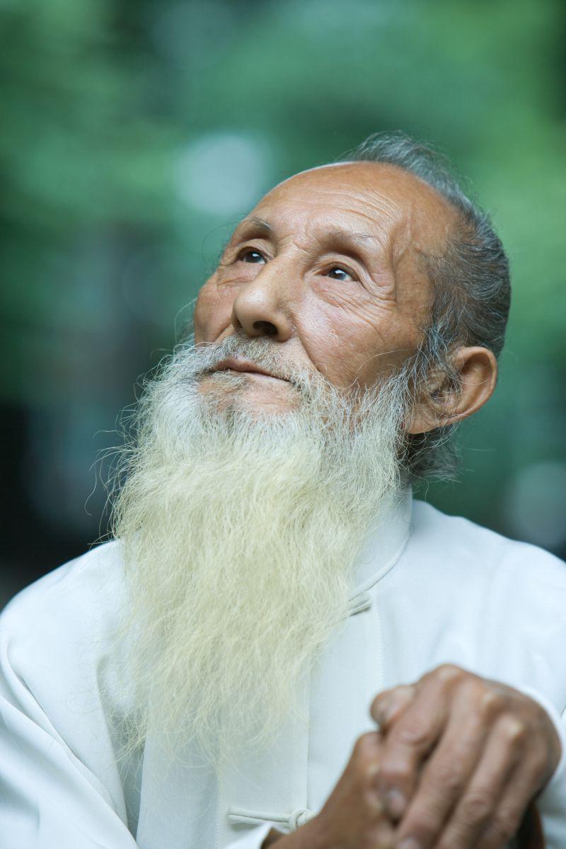 慈祥的老人图片 抬头望着远方的慈祥老人素材 高清图片 摄影照片 寻图免费打包下载