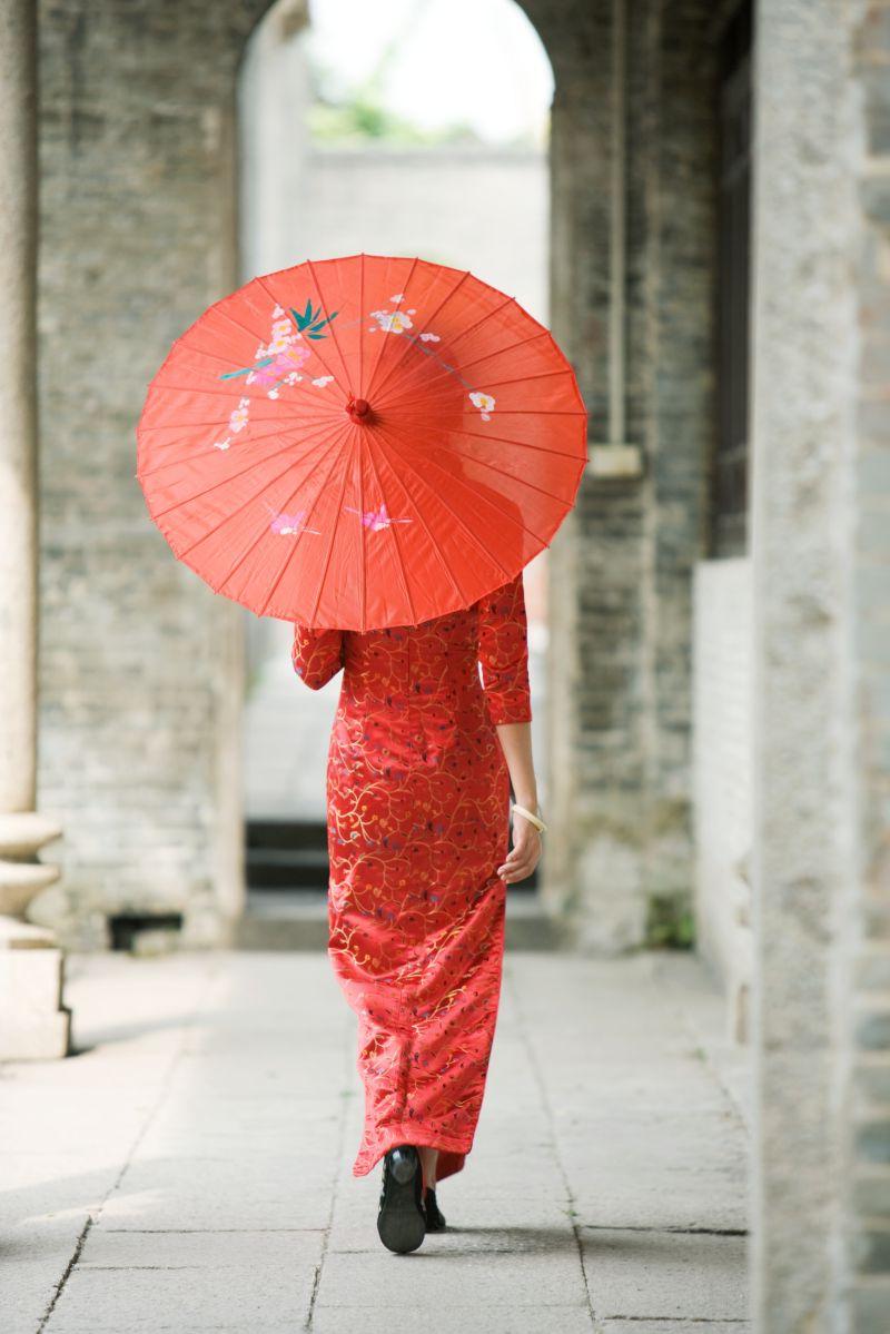 穿着红色旗袍的美女