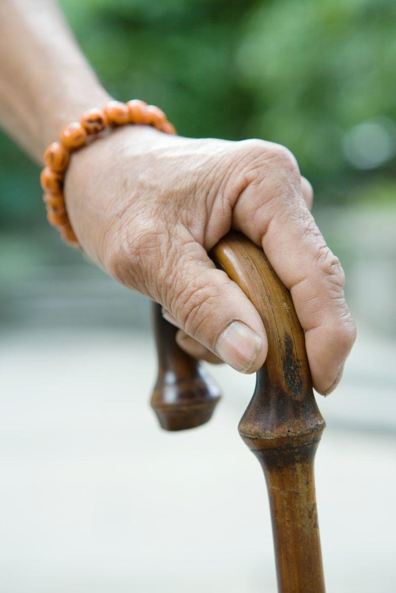 拄着拐杖的老人之手