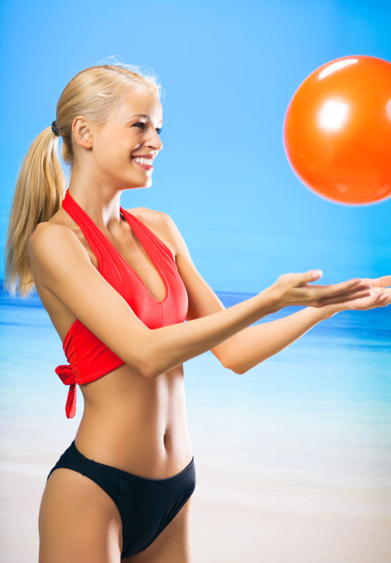 金发美女在玩沙滩排球