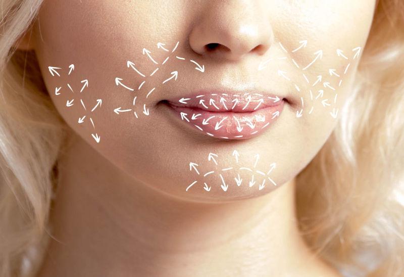 美女脸部和嘴部画满了白色箭头