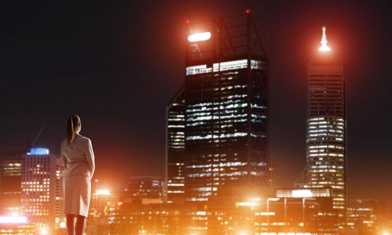 看着城市夜景的职业女性
