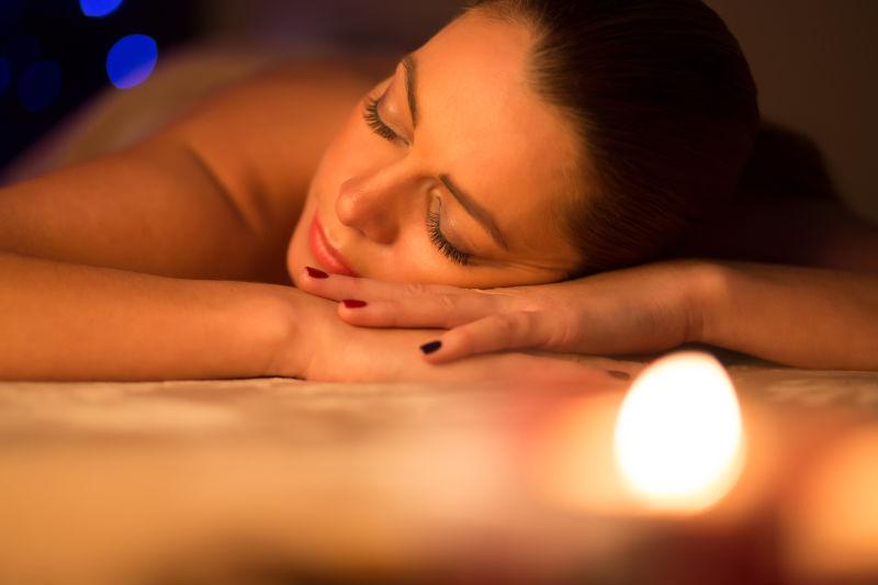 烛光按摩后美女放松的躺着