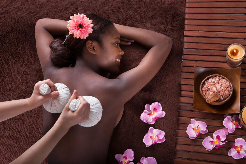 草药按摩中的黑人美女