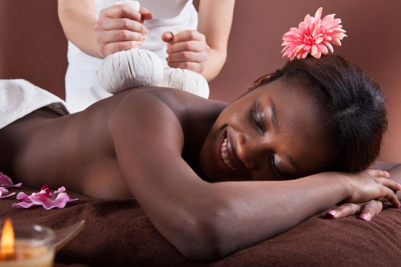 享受草药按摩的非洲女子