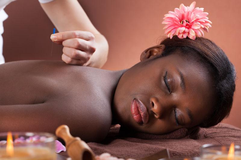 享受按摩黑人美女