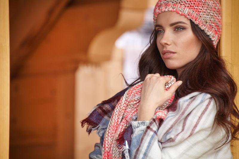 在阳台上休息的年轻美女