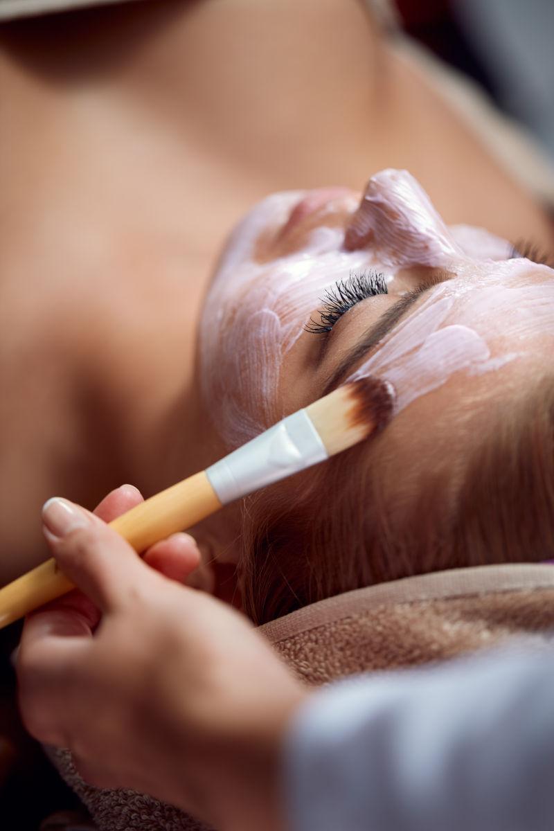 SPA美容院接受护肤美容治疗的年轻女性