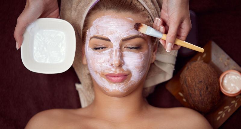 在美容院做面部面膜护理