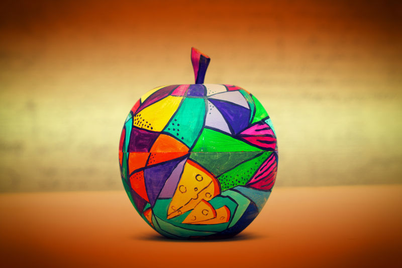 补光背景的木质彩绘苹果