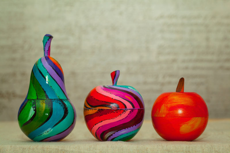 灰色背景墙前的彩绘水果