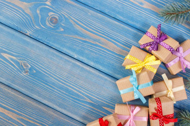旧木板上堆放的圣诞礼物