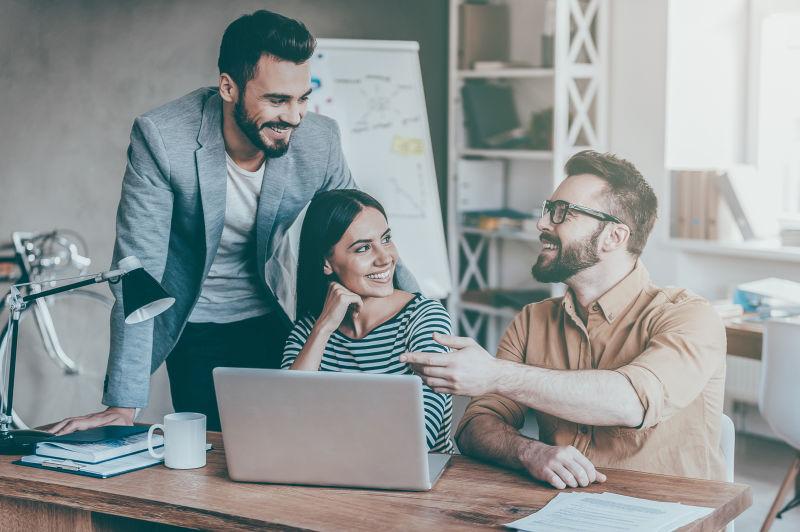 工作小组在办公桌前讨论工作