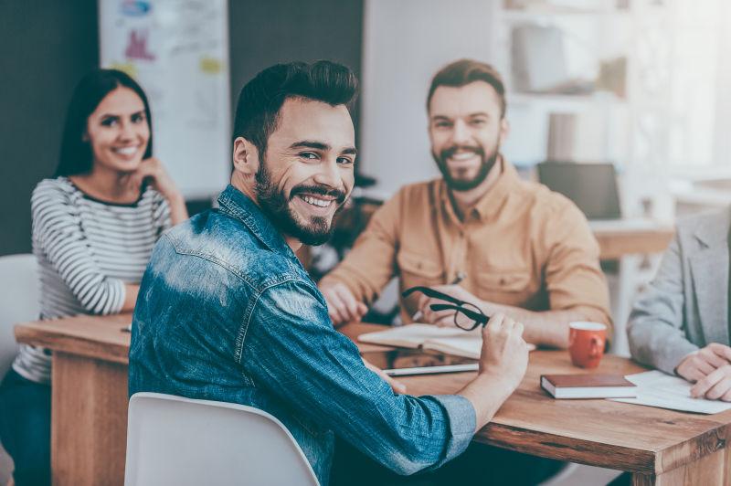 在办工桌前开会的年轻工作团队