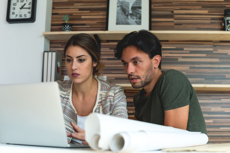 一起看着笔记本电脑办公中的男人和女人