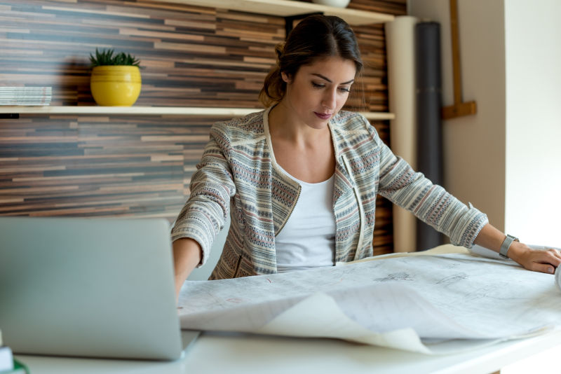 正在看图纸的女人