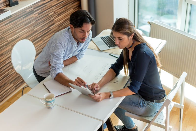 一起工作商讨中的男人和女人