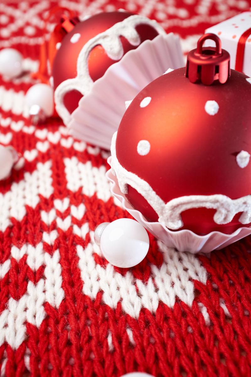 圣诞风格的毛衣上的两个红色的圣诞铃铛