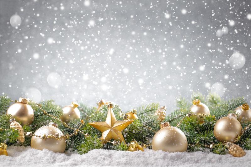 雪上有金球的圣诞树