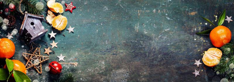 地上装饰着各种圣诞装饰品和橘子