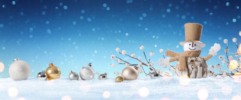 雪地上的圣诞铃铛和可爱的小雪人