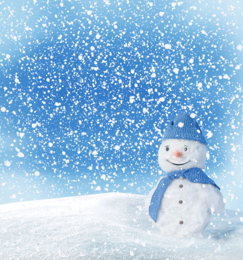 雪地里的雪人图片 蓝色背景雪地里的雪人素材 高清图片 摄影照片 寻图免费打包下载