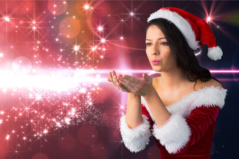 穿着圣诞服装的美女吹出一口气