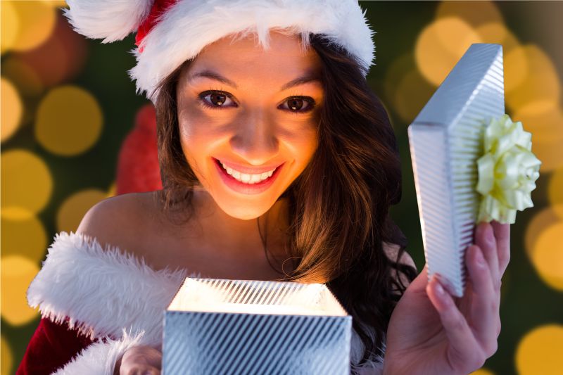 开心打开圣诞里面的美女