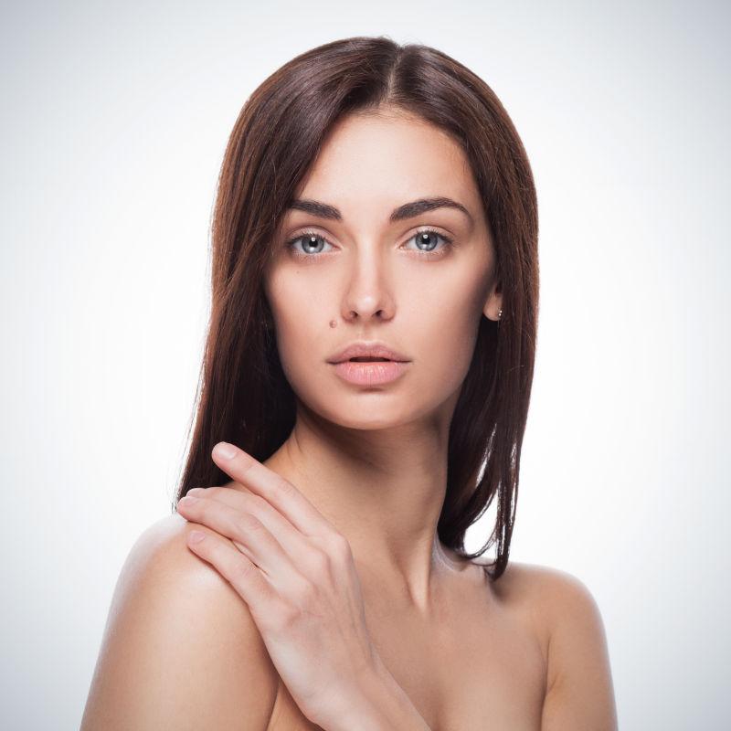 年轻清洁肌肤的成年女人特写镜头