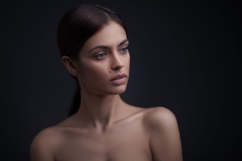 美丽的年轻女子美丽的脸与干净的新鲜皮肤