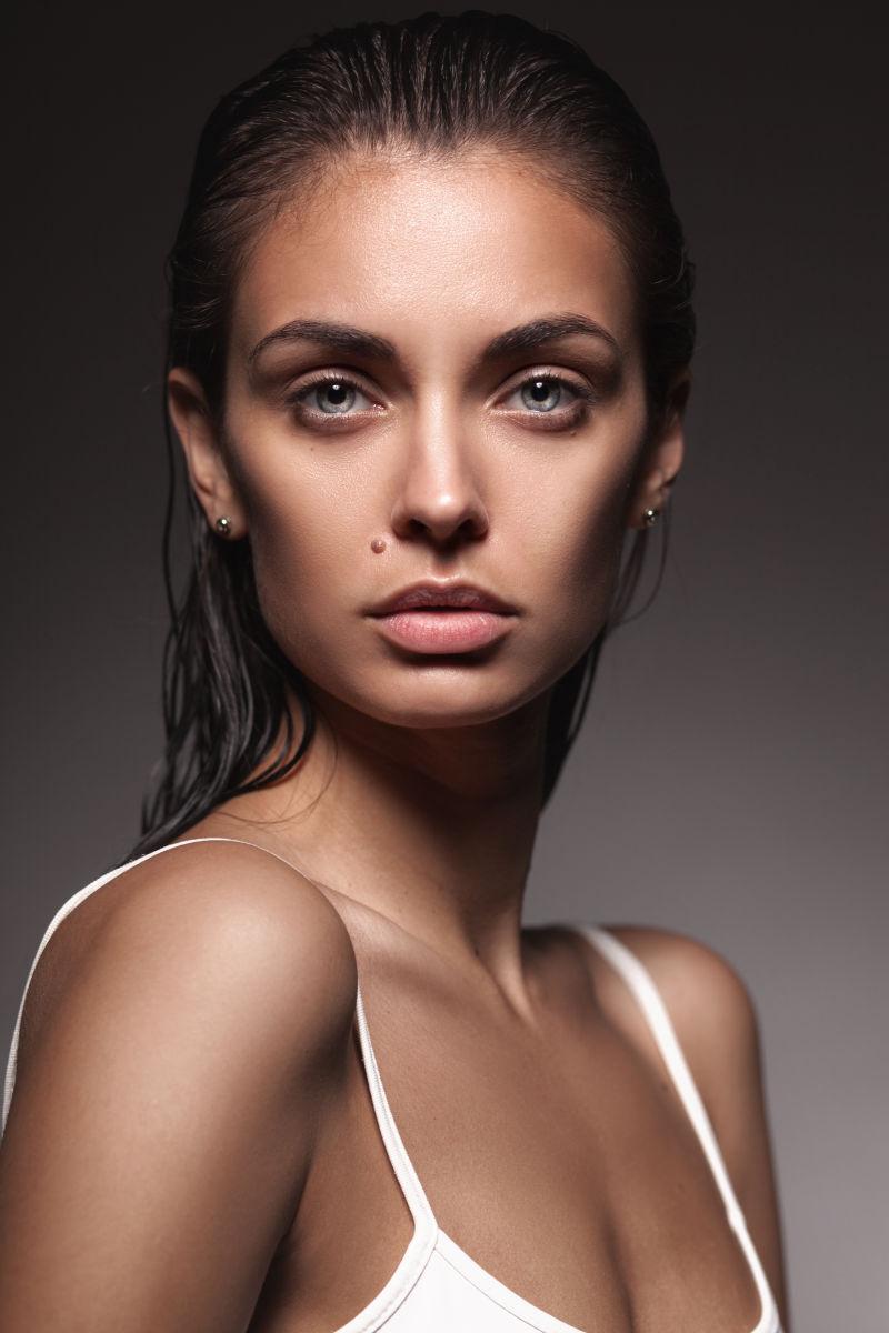 年轻清洁肌肤美女特写镜头