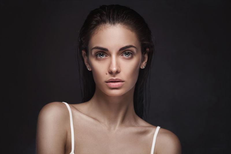 年轻女性皮肤清新头发湿润