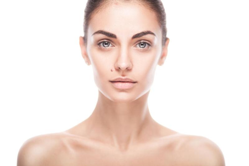 年轻清洁肌肤的成年女性特写镜头