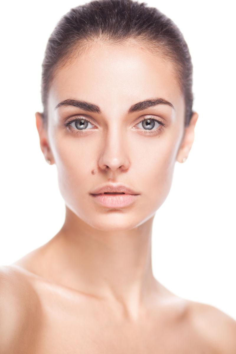 年轻清洁肌肤的女性特写镜头