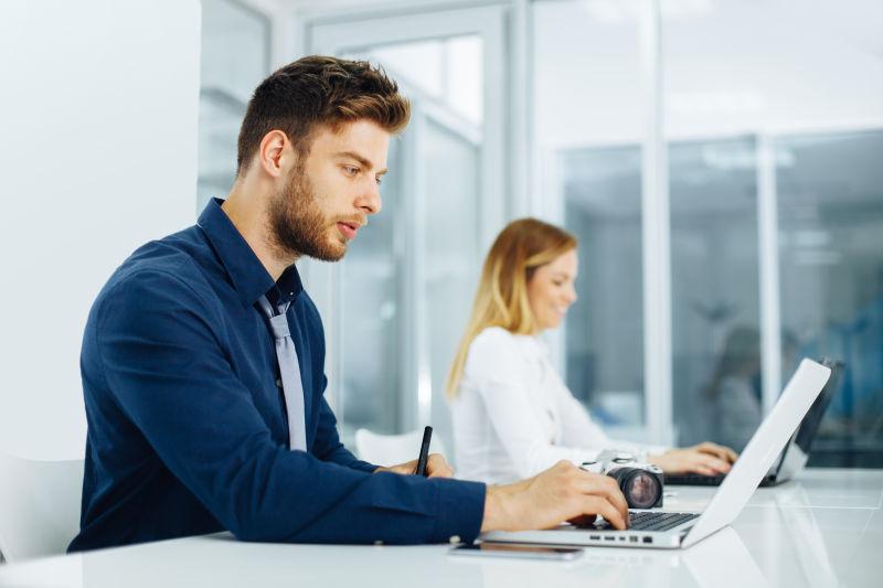 在办公室内办公的商人