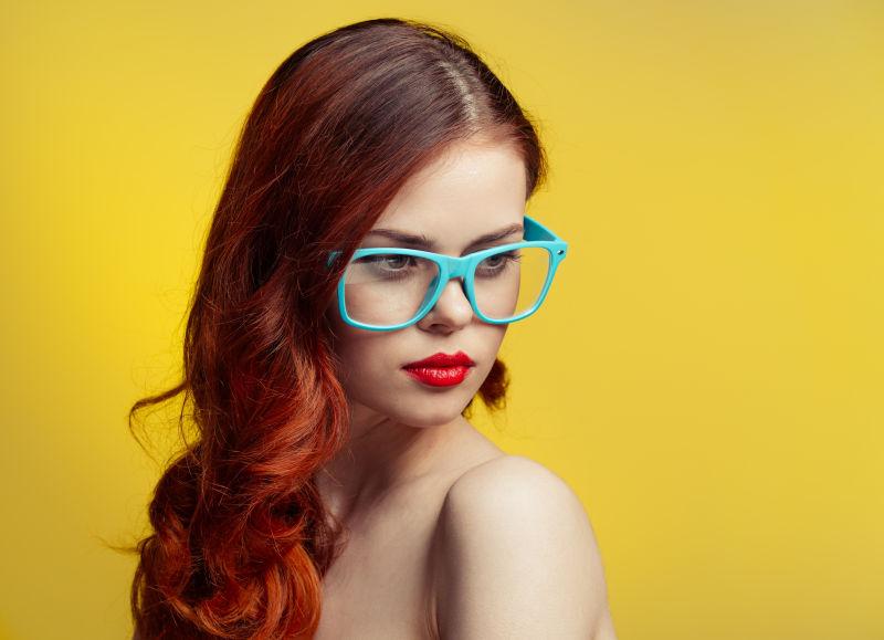 卷发美女戴着眼镜