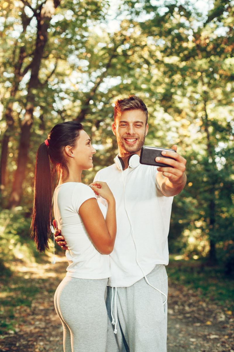 年轻快乐的情侣在公园里自拍