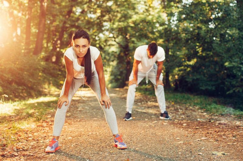 年轻夫妇在公园跑步后休息