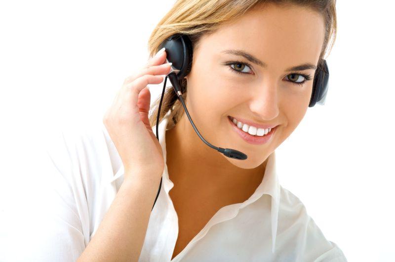 白色背景下的年轻美女客服