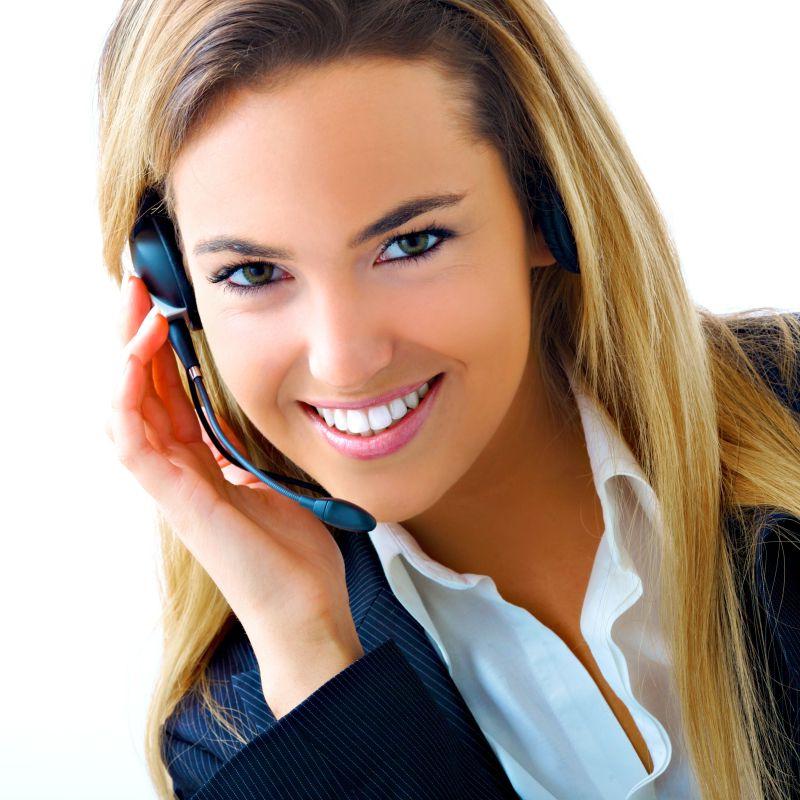 白色背景上的美女电话客服