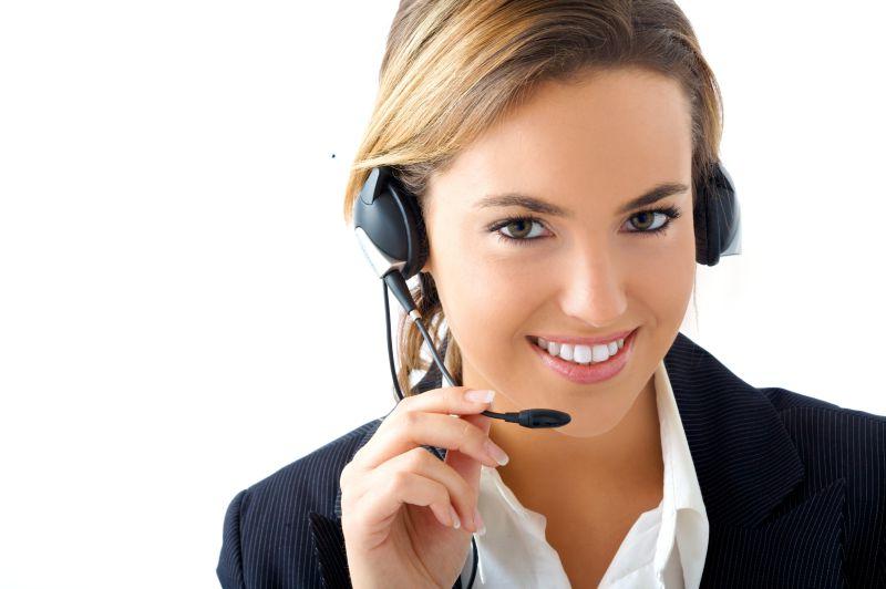 白色背景下戴耳机的金发美女客服