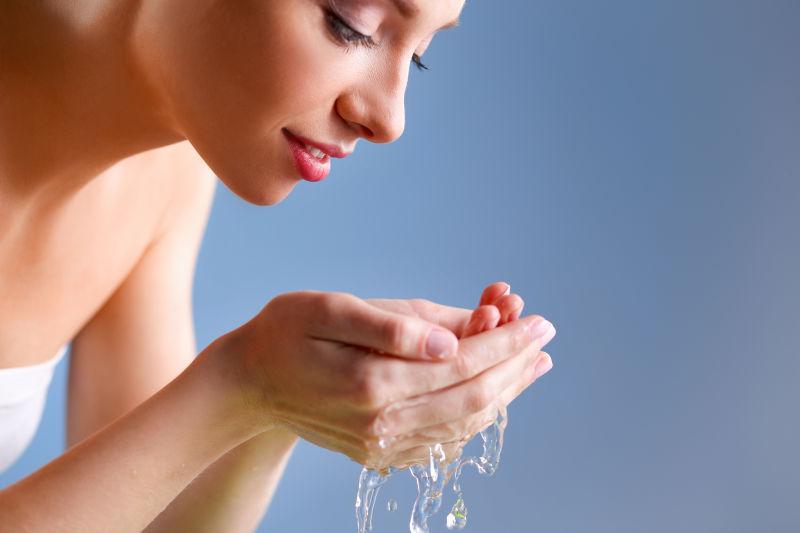 手捧清水的的美女