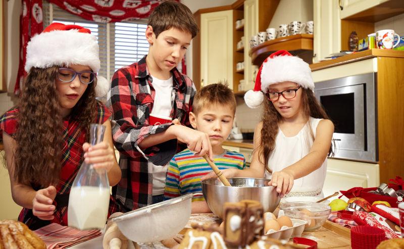 一起准备圣诞节糕点的孩子们