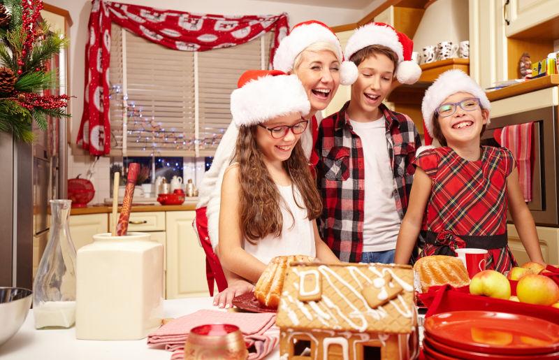 圣诞节节日快乐的一家人